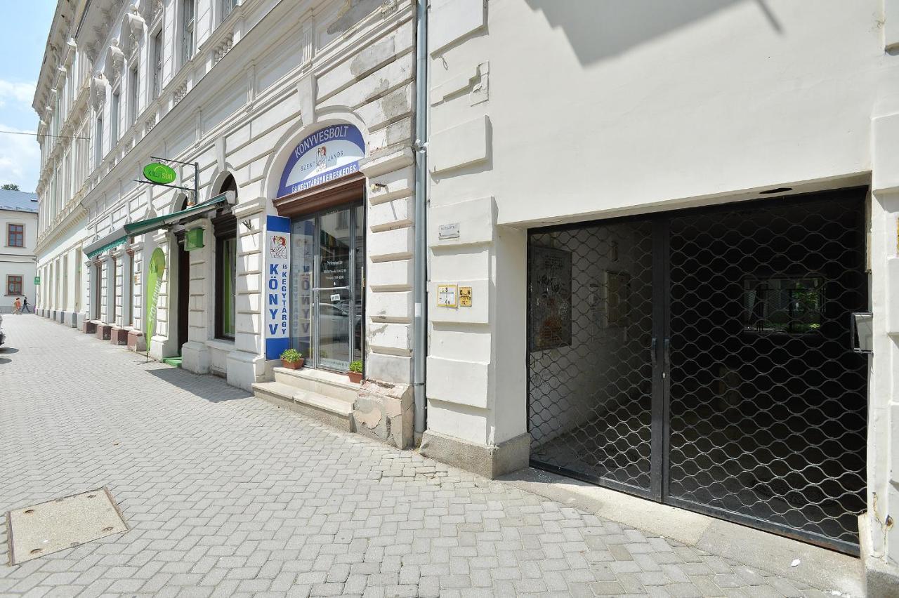 Netta Apartman Eger Exteriör bild